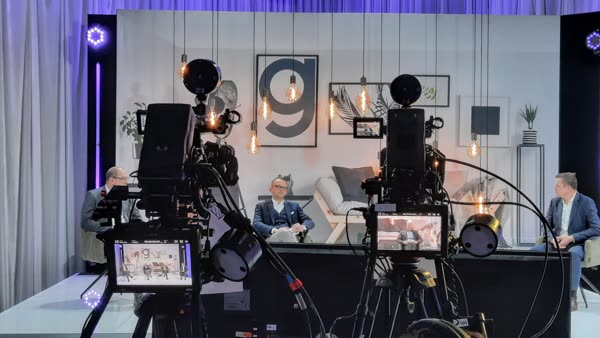 Kameras und Technik beim Aufbau einer Videoproduktion
